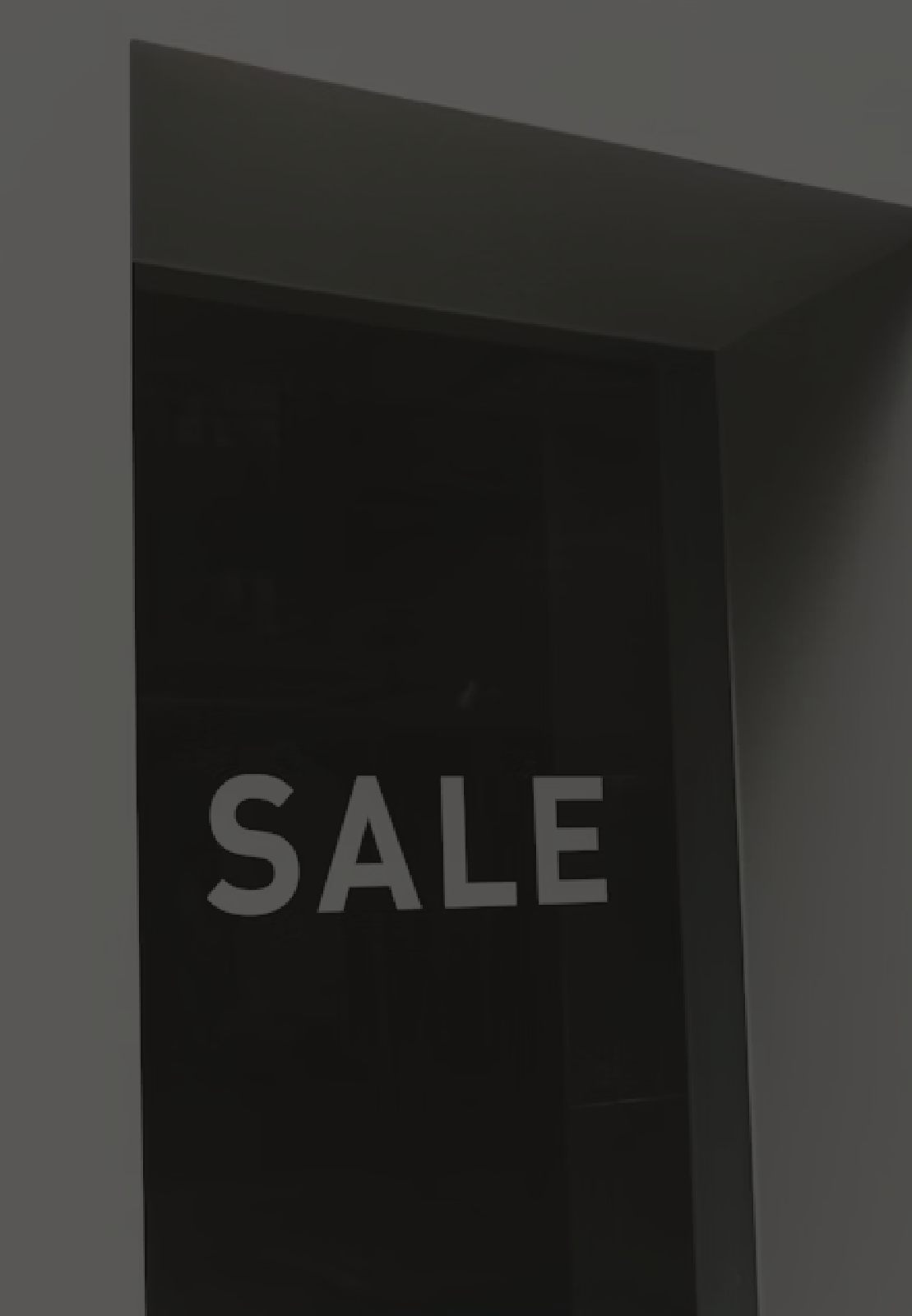 Vitrine com a palavra SALE