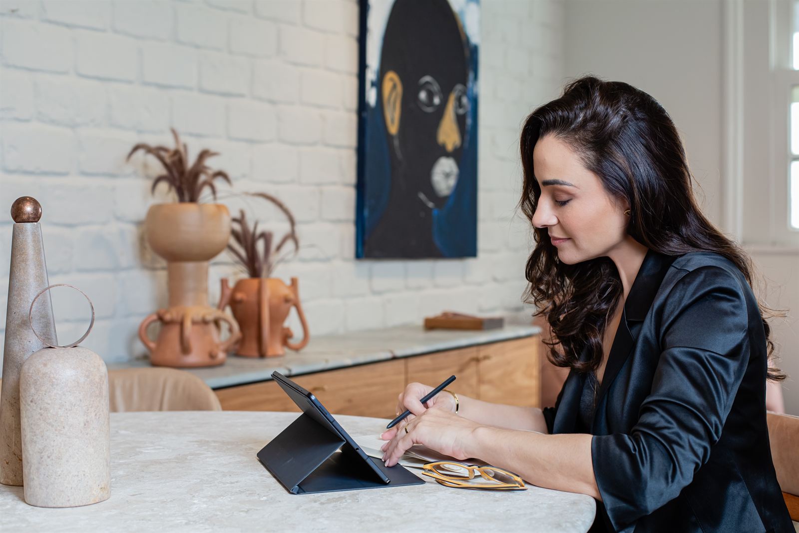 Cristina Gravina trabalhando em um tablet