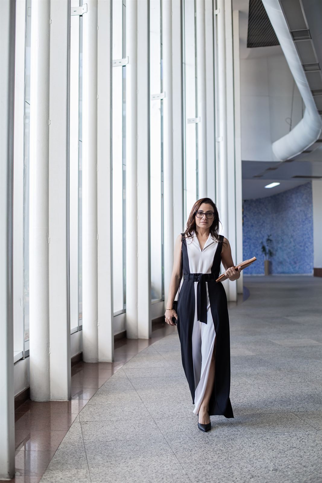 Cristina Gravina caminhando em ambiente corporativo